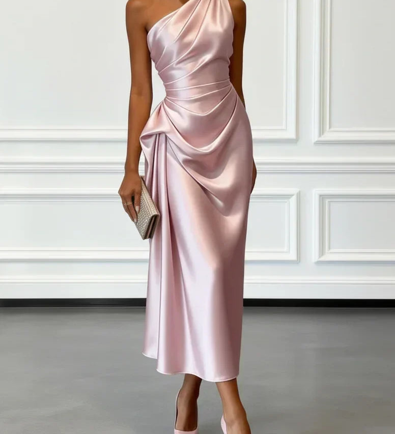 Caille - ärmelloses Satin-Midikleid in Champagner mit Rüschen, einseitig schulterfrei
