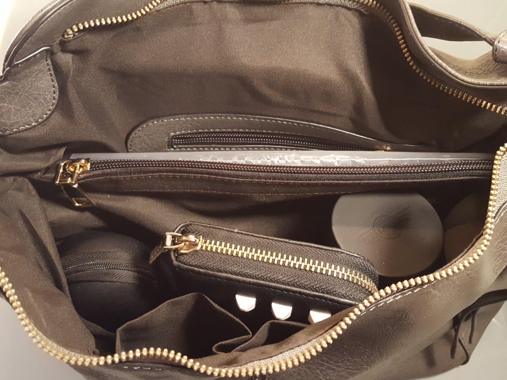 Hobo-Schultertasche in Braun – Innenansicht