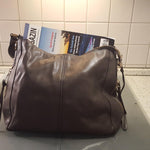 Hobo-Schultertasche in Braun – geöffneter Reissverschluss