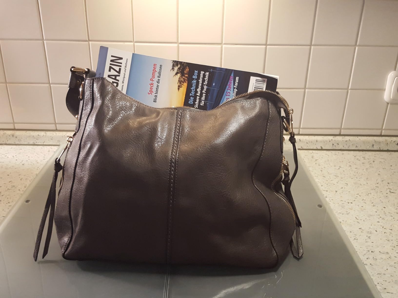 Hobo-Schultertasche in Braun – geöffneter Reissverschluss