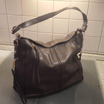 Hobo-Schultertasche in Braun – Vorderansicht