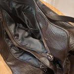 Schultertasche in Dunkelbraun – Innenansicht mit Reissverschlussfächern