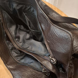 Schultertasche in Dunkelbraun – Innenansicht mit Reissverschlussfächern
