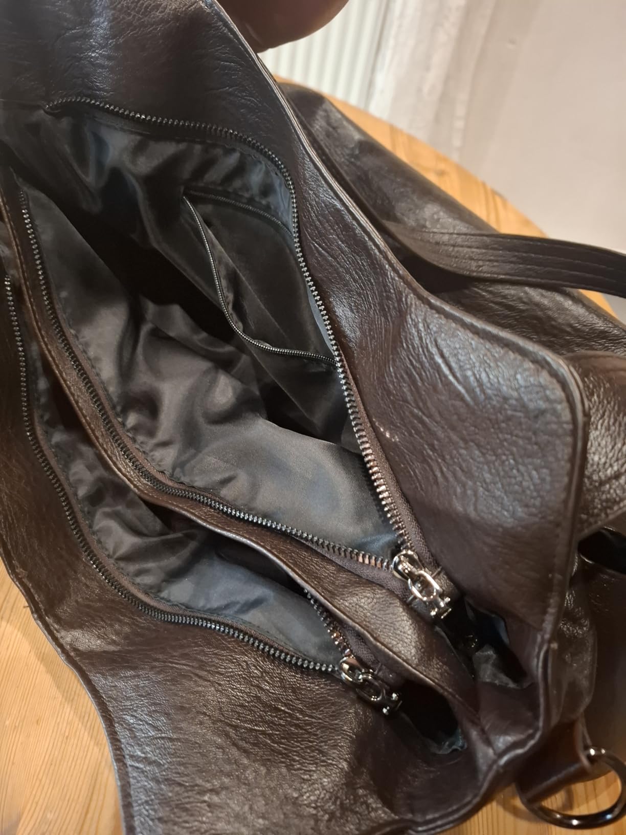 Schultertasche in Dunkelbraun – Innenansicht mit Reissverschlussfächern