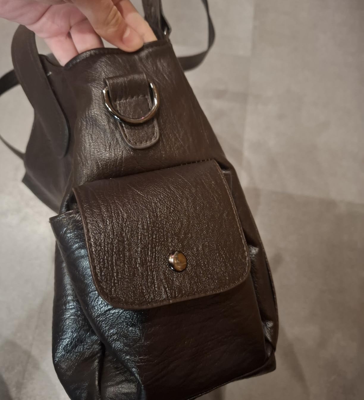 Schultertasche in Dunkelbraun – Seitenfach mit Druckknopf und Riemenbefestigung