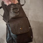 Schultertasche in Dunkelbraun – Seitenfach mit Druckknopf und Riemenbefestigung