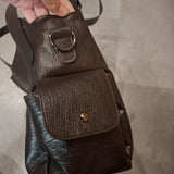 Schultertasche in Dunkelbraun – Seitenfach mit Druckknopf und Riemenbefestigung