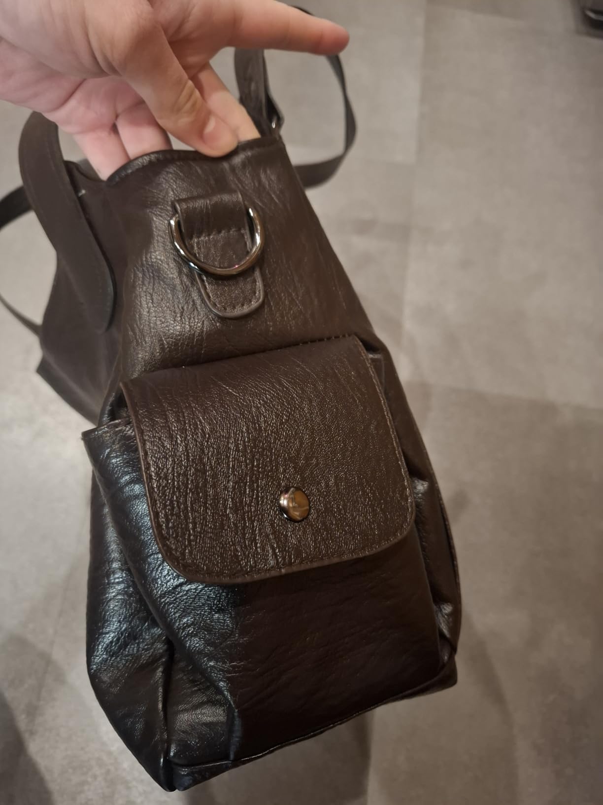 Schultertasche in Dunkelbraun – Seitenfach mit Druckknopf und Riemenbefestigung