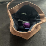 Schultertasche in brauner Velours-Optik – gefütterter Innenraum; persönliche Gegenstände nicht enthalten
