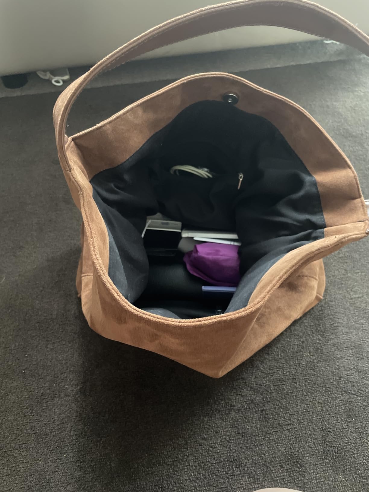 Schultertasche in brauner Velours-Optik – gefütterter Innenraum; persönliche Gegenstände nicht enthalten