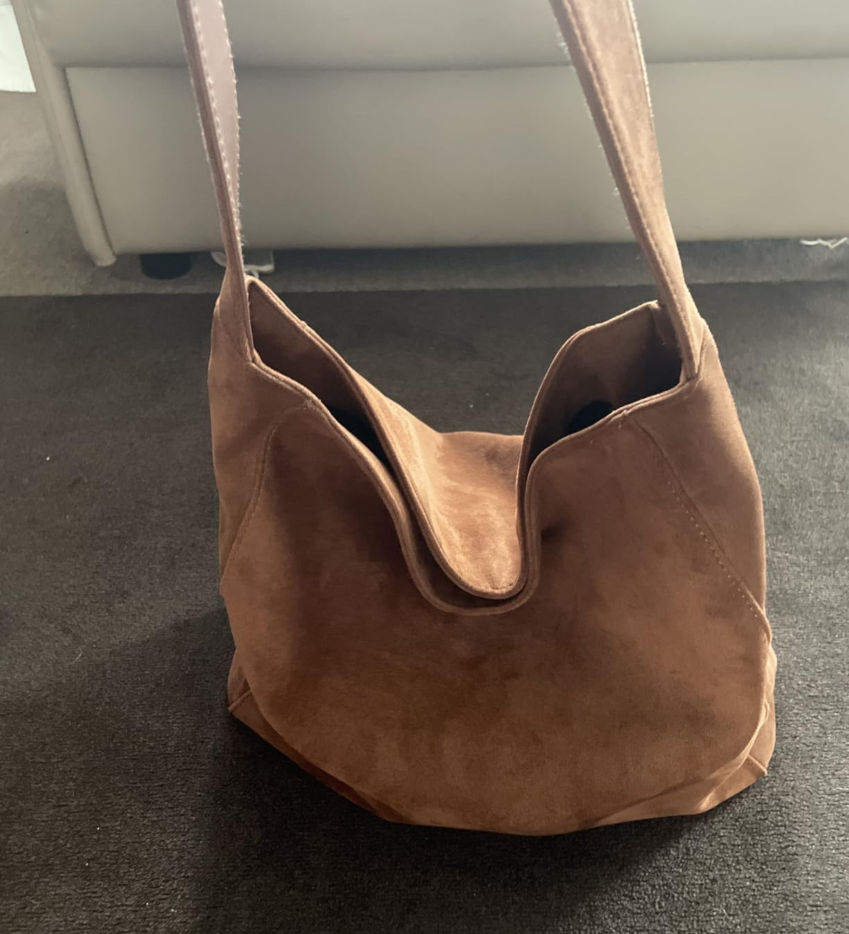 Schultertasche in brauner Velours-Optik – Vorderansicht