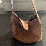 Schultertasche in brauner Velours-Optik – Vorderansicht