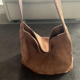 Schultertasche in brauner Velours-Optik – Vorderansicht
