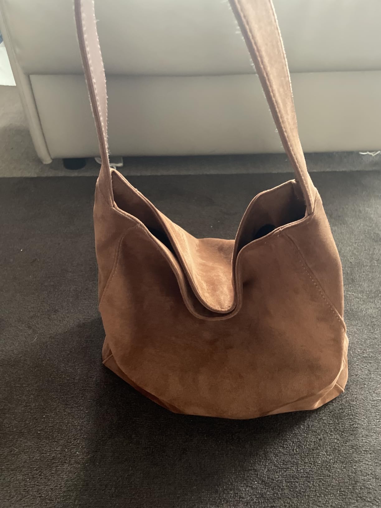 Schultertasche in brauner Velours-Optik – Vorderansicht