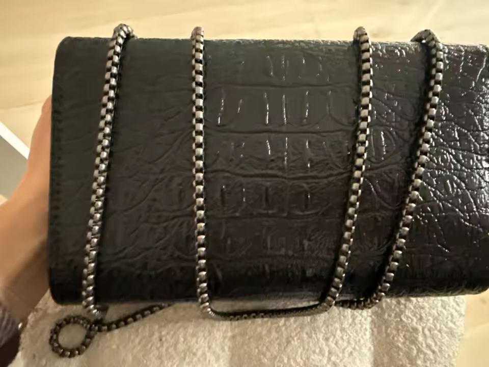 Schwarze Umhängetasche in Kroko-Optik – Rückansicht mit Kettenriemen